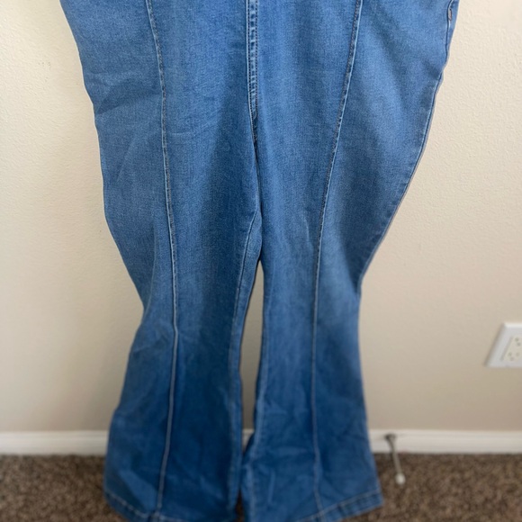 Free People We The Free Sydney CRVY Light Wash Flare Denim Jumpsuit size 12 - Picture 7 of 12